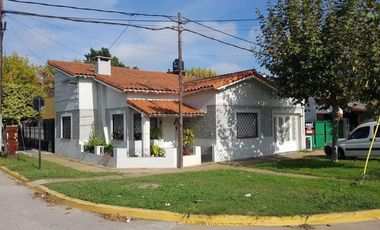 Casa en venta - 3 dormitorios, 1 baño - 124mts2 sobre lote de 155mts2 - Ensenada