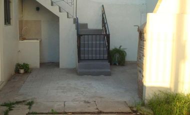 Casa en venta - 3 dormitorios, 1 baño - 124mts2 sobre lote de 155mts2 - Ensenada