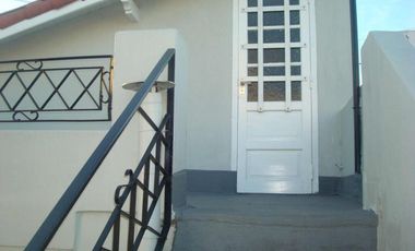 Casa en venta - 3 dormitorios, 1 baño - 124mts2 sobre lote de 155mts2 - Ensenada