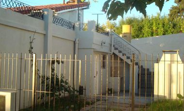 Casa en venta - 3 dormitorios, 1 baño - 124mts2 sobre lote de 155mts2 - Ensenada