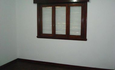 Casa en venta - 3 dormitorios, 1 baño - 124mts2 sobre lote de 155mts2 - Ensenada
