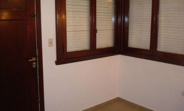 Casa en venta - 3 dormitorios, 1 baño - 124mts2 sobre lote de 155mts2 - Ensenada