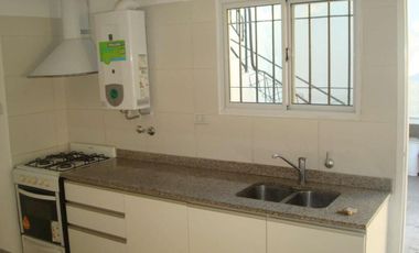 Casa en venta - 3 dormitorios, 1 baño - 124mts2 sobre lote de 155mts2 - Ensenada