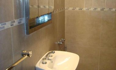 Casa en venta - 3 dormitorios, 1 baño - 124mts2 sobre lote de 155mts2 - Ensenada