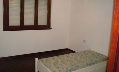 Casa en venta - 3 dormitorios, 1 baño - 124mts2 sobre lote de 155mts2 - Ensenada