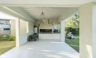 Casa venta 4 dormitorios 2 baños 2400 mts 2 totales  - Villa Elvira