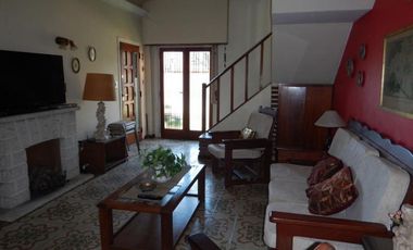 Importante chalet 4 dormitorios y oficinas en Parque Luro