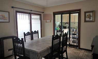 Importante chalet 4 dormitorios y oficinas en Parque Luro