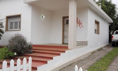 Casa sola en lote de 380 M2. A metros del mar
