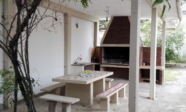 Casa sola en lote de 380 M2. A metros del mar