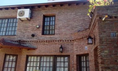 PERMUTA CHALET A 10 CUADRAS DE ESTACION DE HURLINGHAM