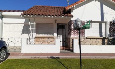 Chalet 4 ambientes con garage zona Puerto
