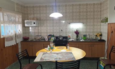 Chalet 4 ambientes con garage zona Puerto