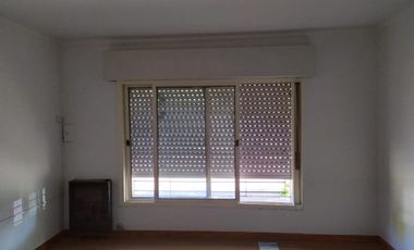 Vivienda familiar con Dpto en Interior Refaccionada
