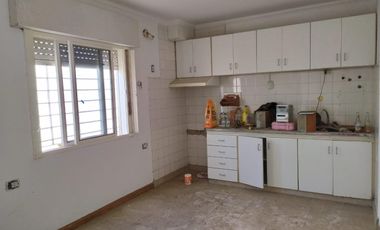 Vivienda familiar con Dpto en Interior Refaccionada