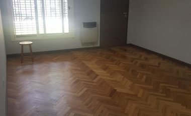 CASA EN UNA PLANTA RECICLADA NUEVA