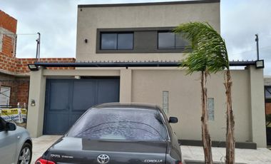 Hermoso vivienda con pileta en Barrio Santa Ana