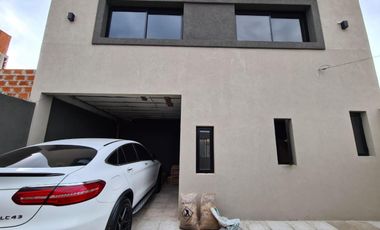 Hermoso vivienda con pileta en Barrio Santa Ana