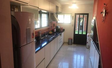 CASA 4 AMBIENTES- V.BALLESTER