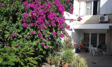 Excelente Casa con Fondo. Lote Propio