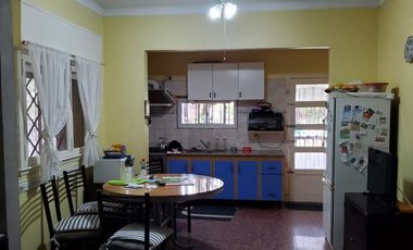 Hermoso Chalet sobre Payro, Barrio Los Alamos, Glew