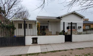 Hermoso Chalet sobre Payro, Barrio Los Alamos, Glew