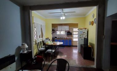 Hermoso Chalet sobre Payro, Barrio Los Alamos, Glew