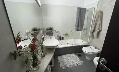 Casa de 5 ambientes con parque y piscina