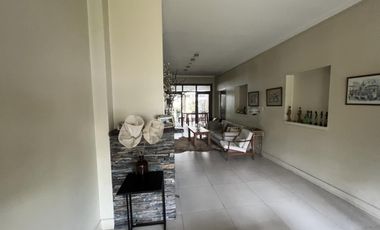 Casa de 5 ambientes con parque y piscina