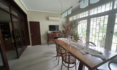 Casa de 5 ambientes con parque y piscina