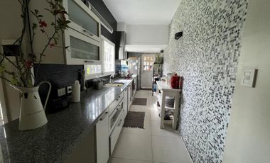 Casa de 5 ambientes con parque y piscina