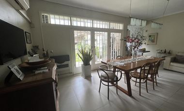 Casa de 5 ambientes con parque y piscina