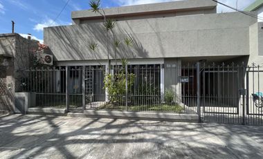 Casa de 5 ambientes con parque y piscina