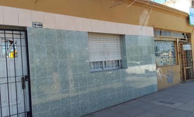 CASA EN VENTA EN GONZALEZ CATAN, CON LOCAL