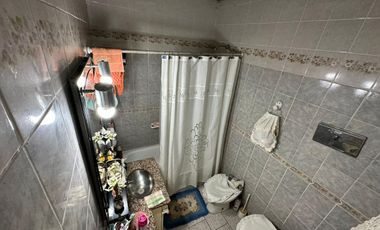 Excelente Casa, a metros estación de Glew