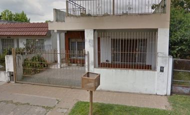 Excelente Casa, a metros estación de Glew