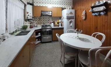 SAN MARTIN. CASA 5 AMB.