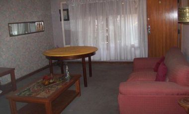 ¡Hermosa casa de 3 ambientes con cochera y gran fondo libre!