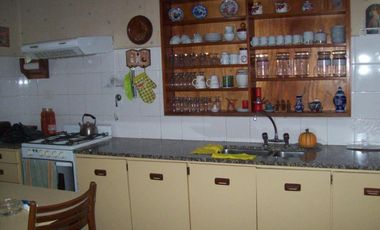 ¡Hermosa casa de 3 ambientes con cochera y gran fondo libre!