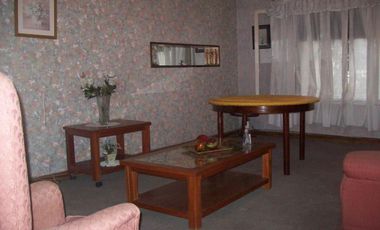 ¡Hermosa casa de 3 ambientes con cochera y gran fondo libre!