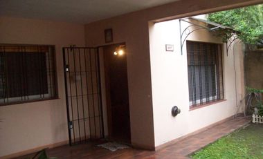 ¡Hermosa casa de 3 ambientes con cochera y gran fondo libre!