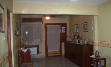 ¡Hermosa casa de 3 ambientes con cochera y gran fondo libre!