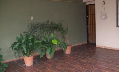 ¡Hermosa casa de 3 ambientes con cochera y gran fondo libre!