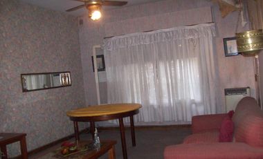 ¡Hermosa casa de 3 ambientes con cochera y gran fondo libre!