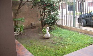 ¡Hermosa casa de 3 ambientes con cochera y gran fondo libre!
