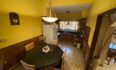 NUEVO VALOR! Chalet de 4 ambientes con local comercial