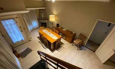 NUEVO VALOR! Chalet de 4 ambientes con local comercial