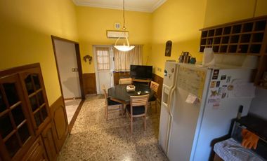 NUEVO VALOR! Chalet de 4 ambientes con local comercial