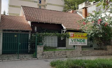 Chalet 3 ambientes con fondo y pileta