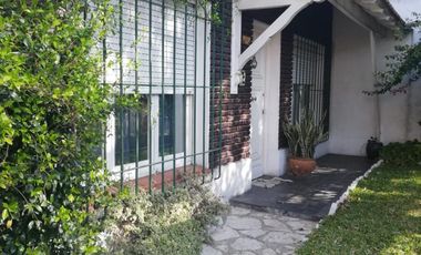 Chalet 3 ambientes con fondo y pileta